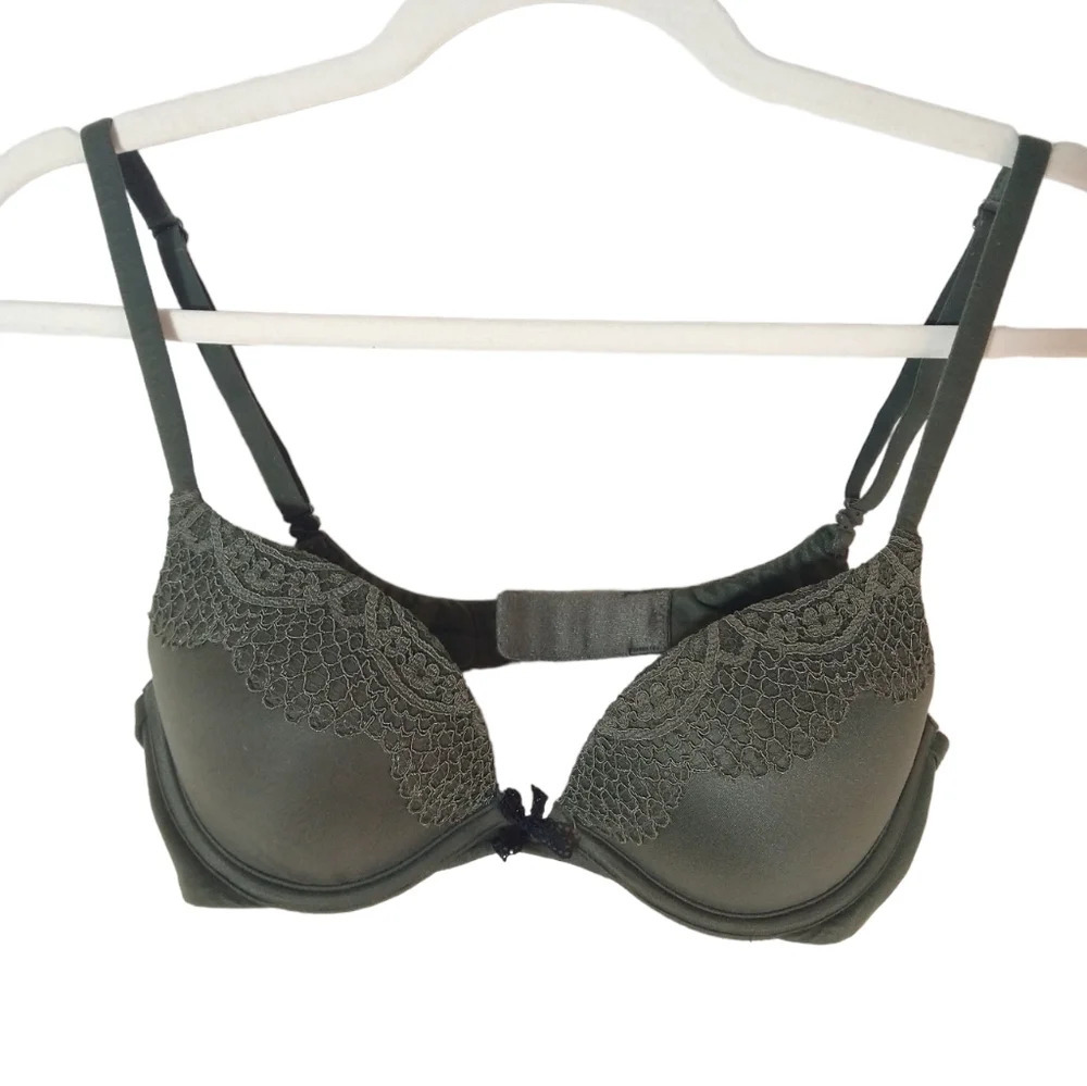 Victoria's Secret Body by Victoria push-up pigeonnant bra‎ undergarment top